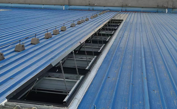 某城市大型商业综合体中庭共和排烟窗工程