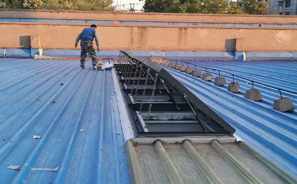 某区域性物流仓储中心共和排烟窗系统安装项目