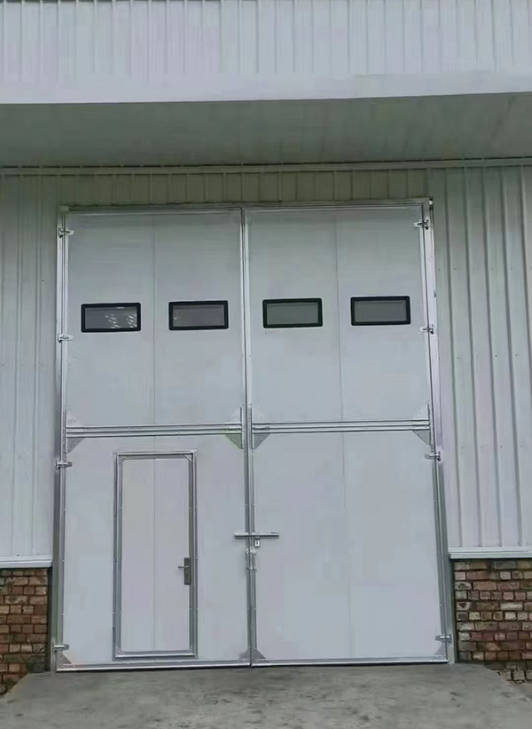 共和工业门在设备装配车间出入口的实施记录